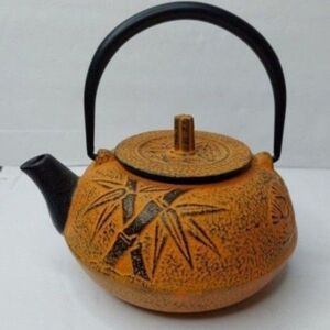 VINTAGE CAST IRON TEAPOT KETTLE WITH INFUSER BASKET.